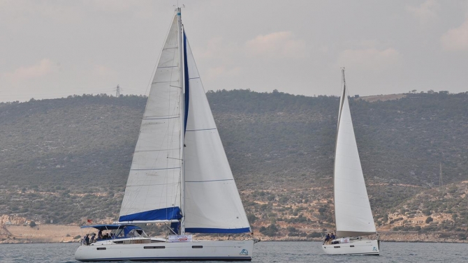 Mersin'de yelken yarışı ve çevre temizliği etkinliği düzenlendi