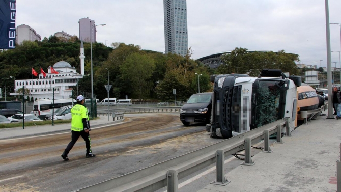 İstanbul'da virajı alamayan beton mikseri devrildi