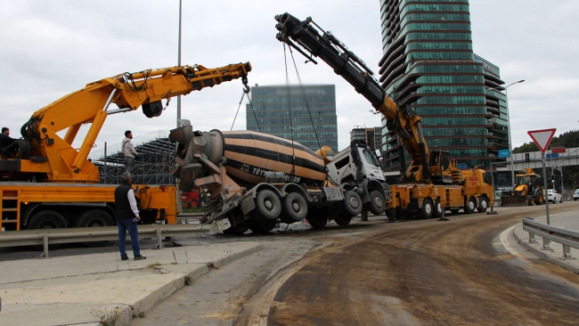 İstanbul'da virajı alamayan beton mikseri devrildi