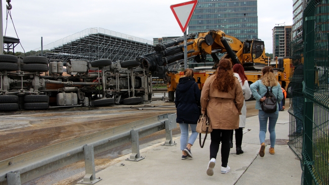 İstanbul'da virajı alamayan beton mikseri devrildi