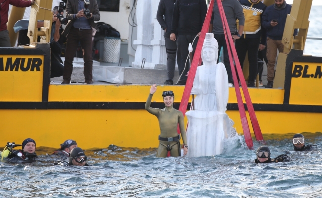 Şahika Ercümen, Gömeç Su Altı Heykel Galerisi'nde dalış yaptı