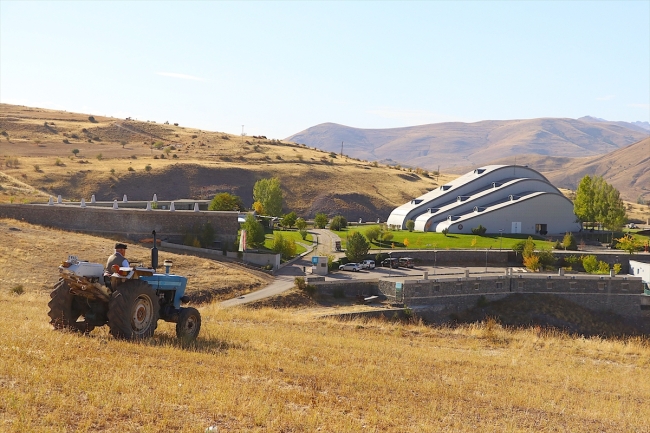 Bayburt'un ödüllü müzesi Baksı ziyaretçilerini sonbahar renkleriyle karşılıyor