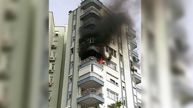 Antalya'da 13 katlı binada yangın: Tahliye edildi