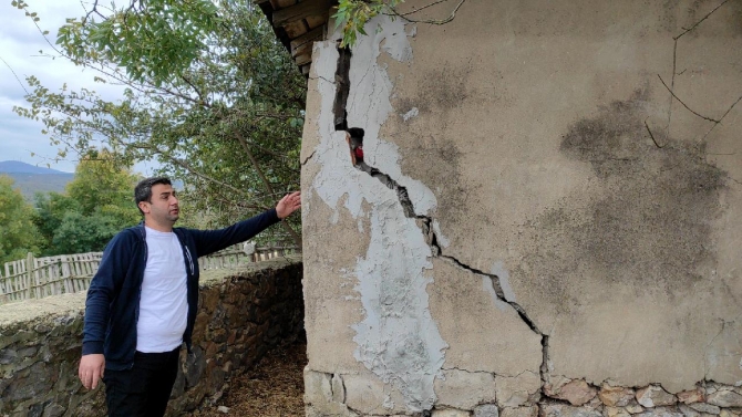 İstanbul'da taş ocağındaki dinamit patlaması evlere zarar verdi