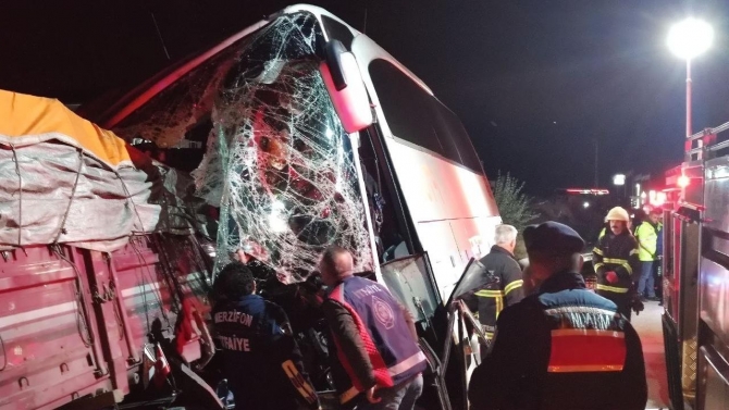 Amasya'da yolcu otobüsü ile tır çarpıştı: 2 ölü, çok sayıda yaralı var