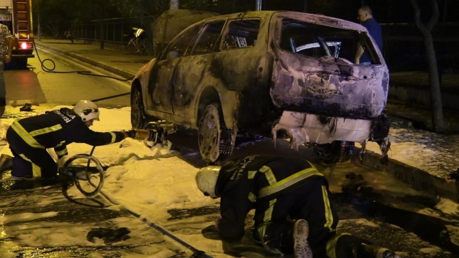 Antalya'da seyir halindeki otomobil yandı