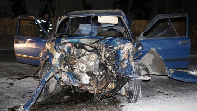 Manisa'da park halindeki tıra çarpan otomobilin sürücüsü ağır yaralandı