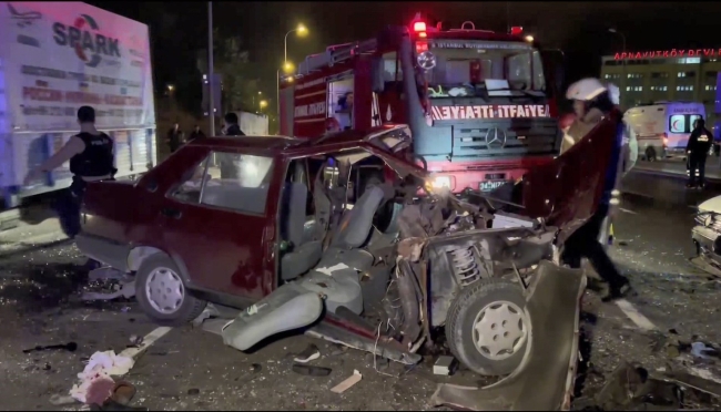 İstanbul'da iki otomobil çarpıştı: 2 ölü, 7 yaralı