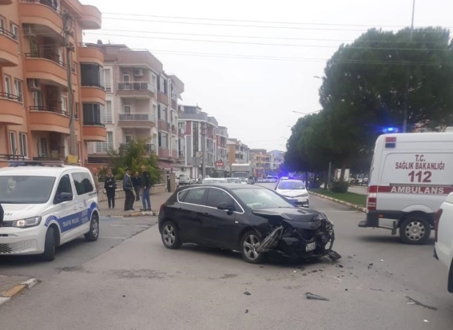 Balıkesir'de yolcu minibüsü ile otomobil çarpıştı: 9 yaralı