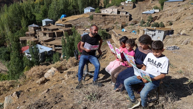 Fedakar öğretmen okula gidemeyen Zilan'ın eğitimi için 5 kilometre yol katediyor