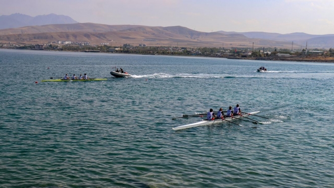 Üniversiteli kürekçiler Van Gölü'nde yarıştı