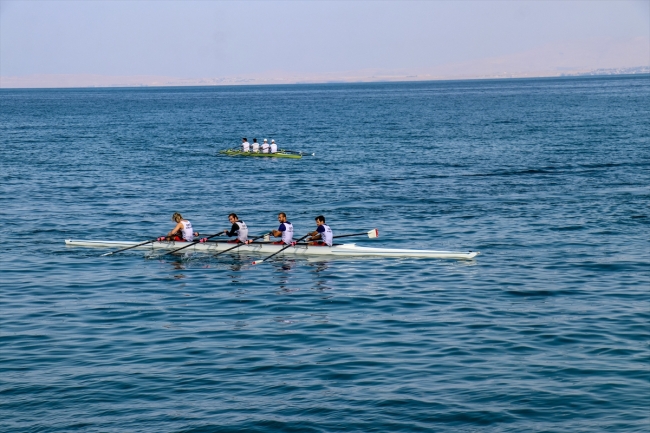 Üniversiteli kürekçiler Van Gölü'nde yarıştı