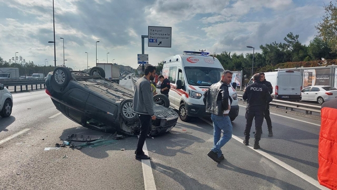 Otomobil takla attı, E-5 Karayolu trafiğe kapandı