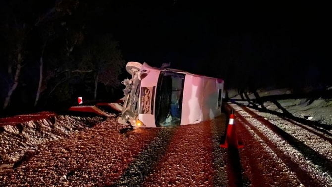 Karabük'te işçi servisi devrildi: 13 yaralı