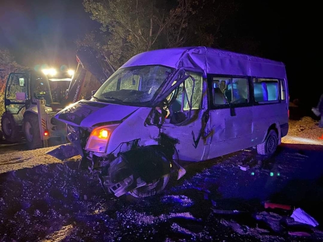 Karabük'te işçi servisi devrildi: 13 yaralı