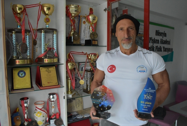 52 yaşındaki milli sporcu öğrencileriyle madalya mücadelesi veriyor