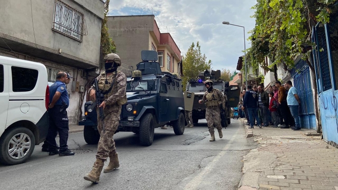 Gasp ihbarı yapılan eve giden polislere silahlı saldırı