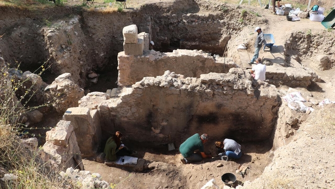 Hatay'da Roma dönemine ait odalar ve sunu kapları bulundu