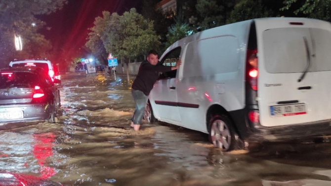 Siirt'te sağanak hayatı olumsuz etkiledi