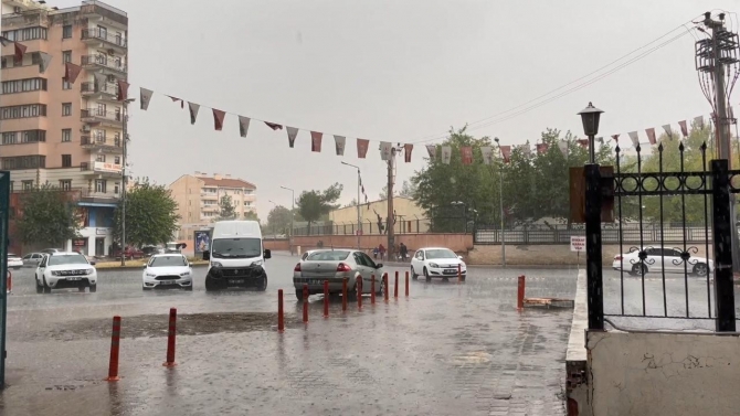 Diyarbakır’da sağanak etkili oldu