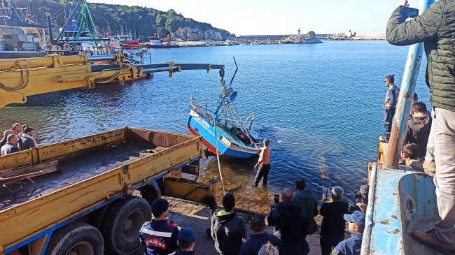 Kocaeli'de alabora olan tekne bulunduğu yerden çıkarıldı