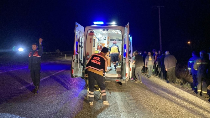 Manisa'da hafif ticari araç devrildi: 4’ü çocuk 7 yaralı