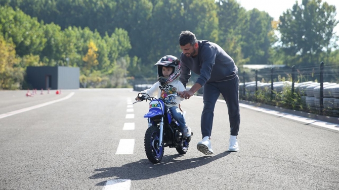 Kenan Sofuoğlu motosikleti çalınan çocuğa oğlunun motosikletini hediye etti