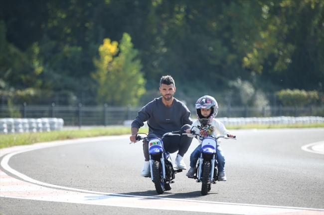 Kenan Sofuoğlu motosikleti çalınan çocuğa oğlunun motosikletini hediye etti