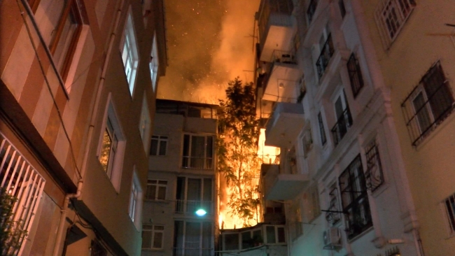 Beyoğlu’nda yangın: 5 binaya sıçradı