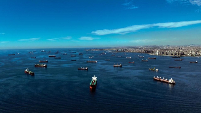 İstanbul'da manzarayı gemiler kapattı