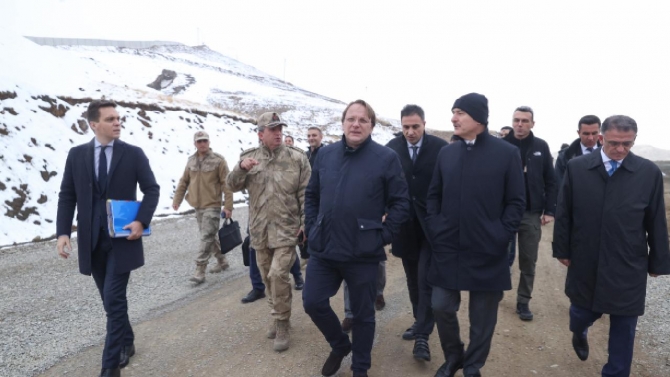 Bakan Soylu İran sınırındaki güvenlik duvarı çalışmalarını inceledi