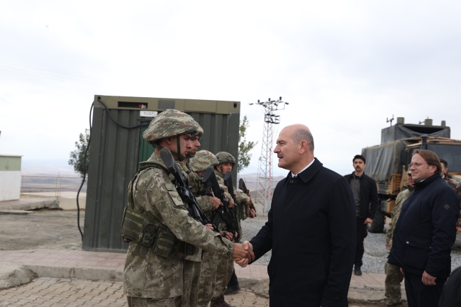 Bakan Soylu İran sınırındaki güvenlik duvarı çalışmalarını inceledi