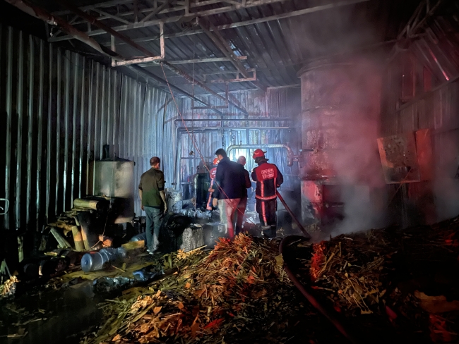 Sakarya'da ahşap kaşık ve çatal fabrikasında çıkan yangın söndürüldü