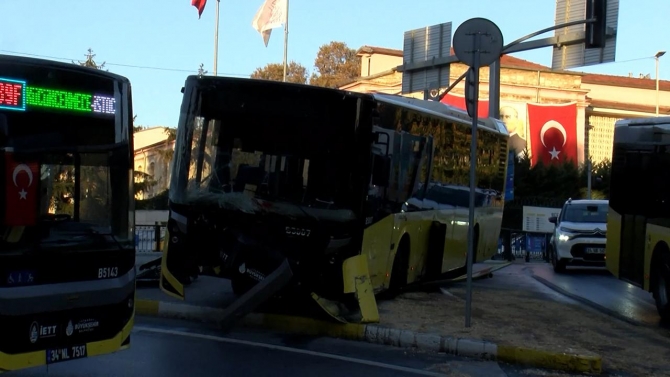 Yoldan çıkan İETT otobüsü levhalara ve bariyerlere çarptı