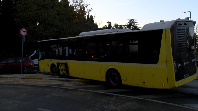 Yoldan çıkan İETT otobüsü levhalara ve bariyerlere çarptı