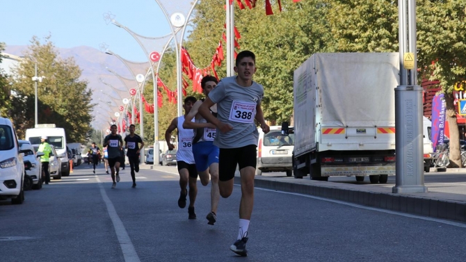 Erzincan'da "Cumhuriyet Koşusu" yapıldı