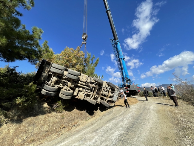 Kastamonu'da park halindeki kamyon 20 metrelik uçuruma devrildi