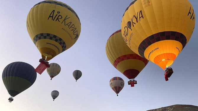 Kapadokya'da balonlar Türk bayrakları ve Atatürk posterleriyle havalandı