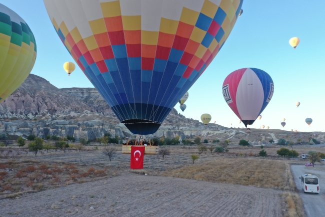 Kapadokya'da balonlar Türk bayrakları ve Atatürk posterleriyle havalandı