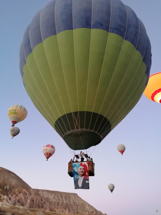 Kapadokya'da balonlar Türk bayrakları ve Atatürk posterleriyle havalandı