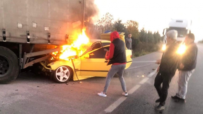 Kamyona çarpan otomobil alev aldı; yaralanan sürücü yangını söndürmeye çalıştı