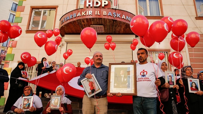 Diyarbakır'da evlat nöbeti tutan aileler Cumhuriyet Bayramı'nı kutladı