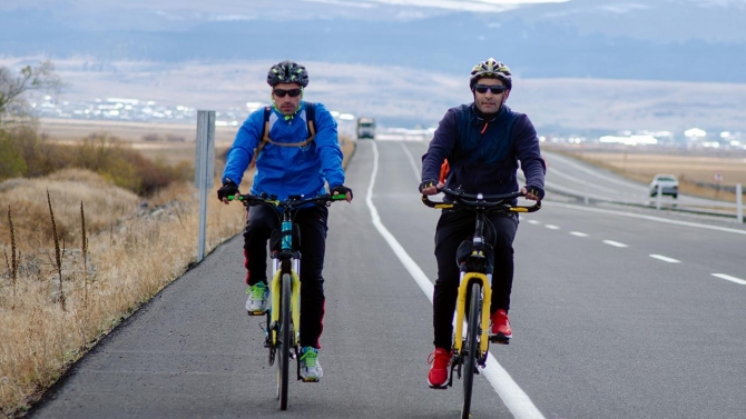 Bisiklet tutkunları Cumhuriyetin 99. yılı anısına 99 kilometre pedal çevirdi