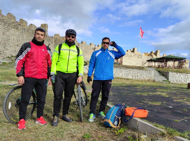 Bisiklet tutkunları Cumhuriyetin 99. yılı anısına 99 kilometre pedal çevirdi