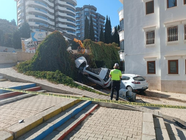 İzmir'de freni patlayan kamyon otomobile çarptı: 1 ölü, 6 yaralı