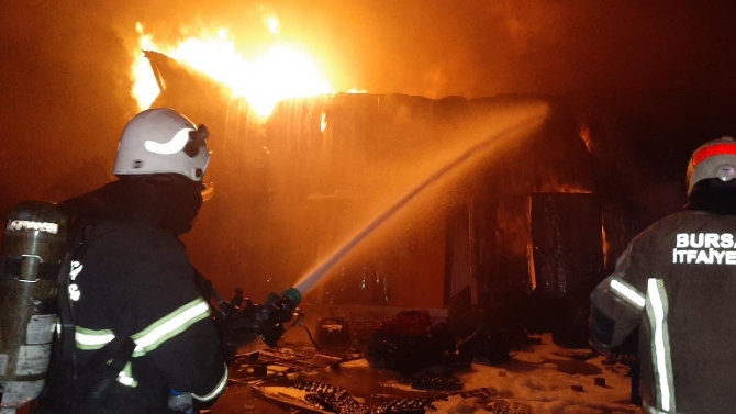 Bursa'da soğuk hava deposunda yangın: 3 yaralı