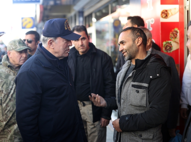 Bakan Akar'dan Hakkari'de esnaf ziyareti