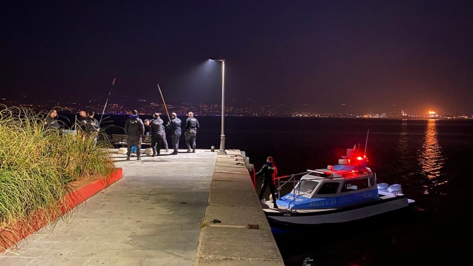 Balık tutmak isterken denize düştü, itfaiye kurtardı