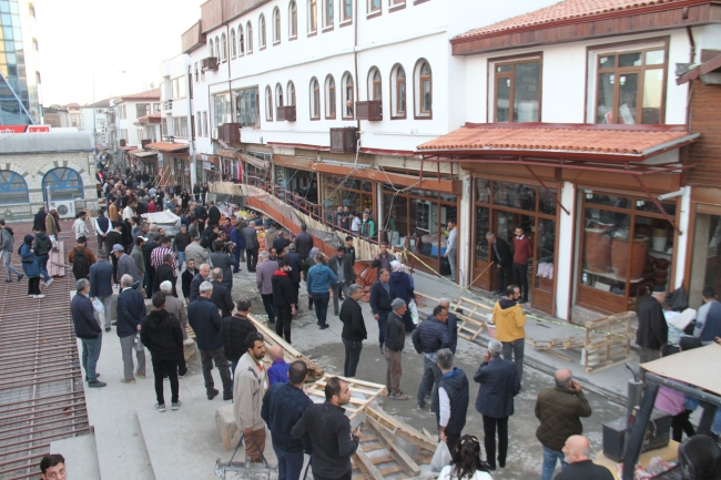 Elazığ'da çöken sundurmanın altında kalan 5 kişi yaralandı