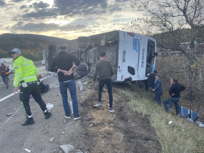 Anadolu Otoyolu'nda yolcu otobüsü devrildi: 3 ölü, 16 yaralı